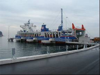 写真 豊島の不法投棄現場特別管理産業廃棄物運搬船・「太陽」