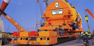 写真 重量品特殊車両「トランスポーター」による発電設備輸送